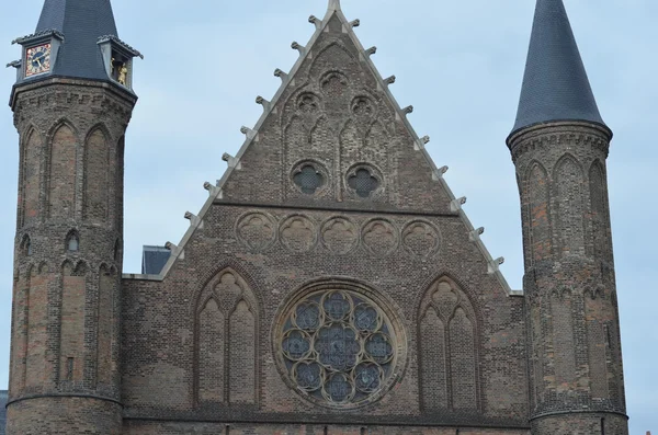 Готический фасад Риддерзаала в Бинненхофе, Гаага, Нидерланды — стоковое фото