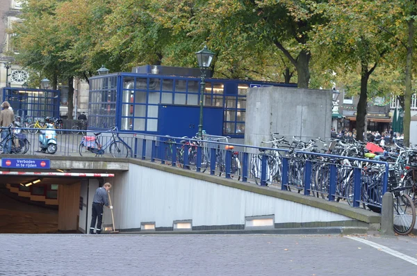 Cyklar i i Amsterdam, Nederländerna. — Stockfoto