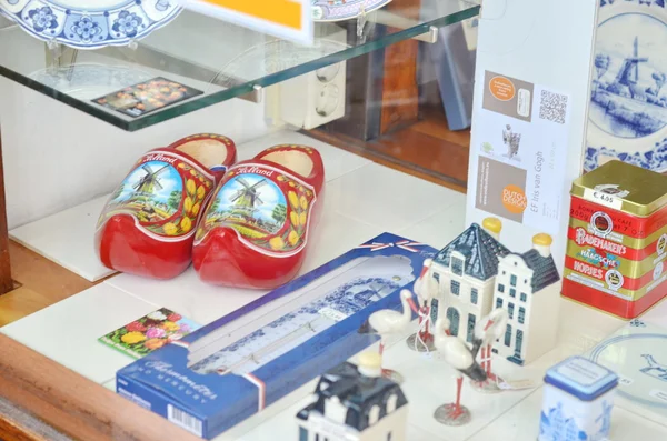 Colorful souvenirs on display of a shop in Rotterdam. Netherlands — Stock Photo, Image