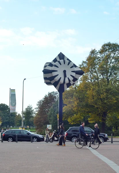 Klok in de buurt van New Babylon Hotel in Den Haag, Nederland — Stockfoto