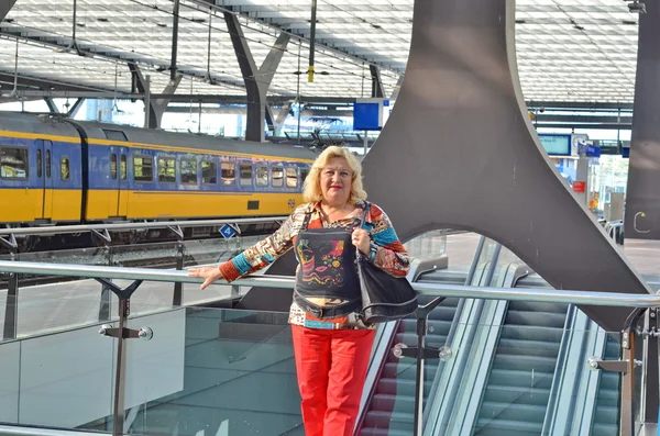 Bella donna in una stazione ferroviaria — Foto Stock