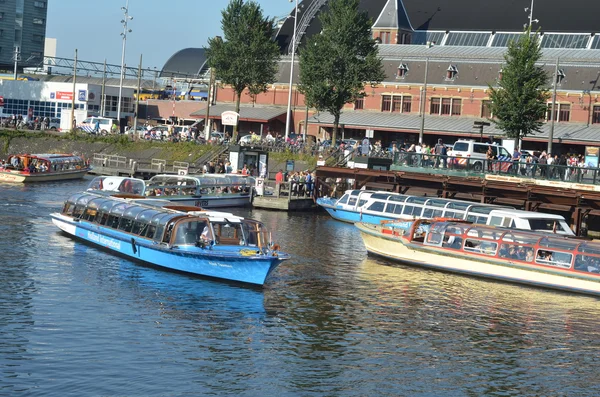 Canales de Ámsterdam con puente y casas holandesas típicas. Holanda —  Fotos de Stock