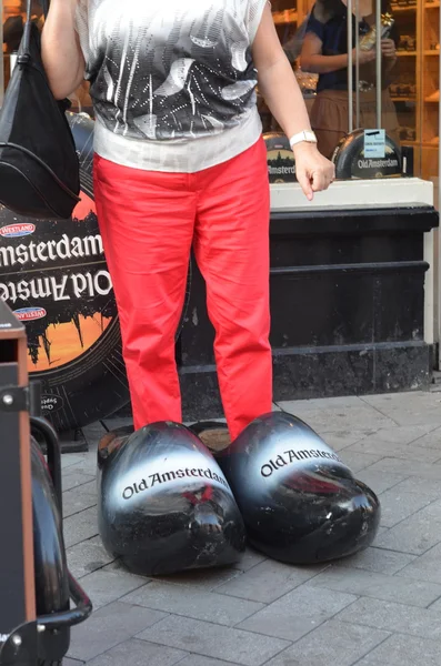 Nederlandse zwarte houten schoenen. Nederlandse klompen — Stockfoto