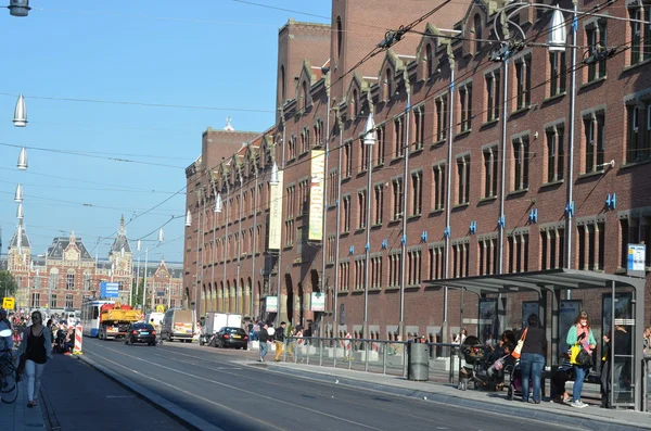 Toeristen in het centrum van Amsterdam, Nederland, — Stockfoto