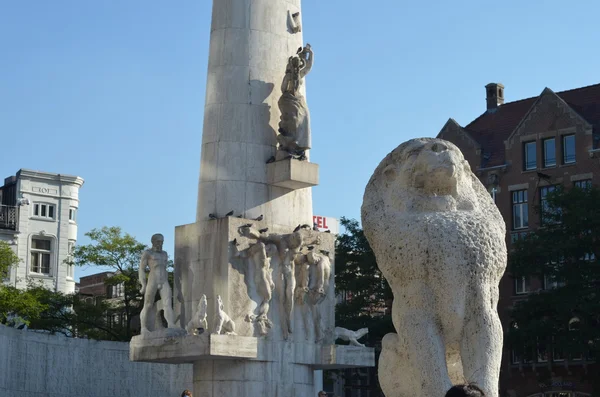 Famoso pilar de piedra Monumento Nacional en la Plaza Dam. Ámsterdam, Países Bajos. Fragmento . — Foto de Stock