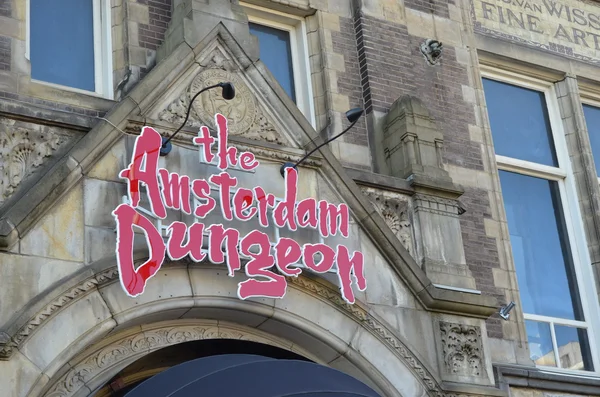El cartel de Amsterdam Dungeon en una fachada del edificio en Amsterdam, Holanda — Foto de Stock