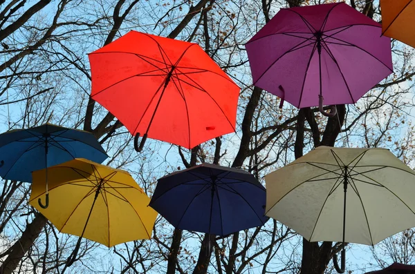 ? olorful napernyők lóg a levegőben — Stock Fotó