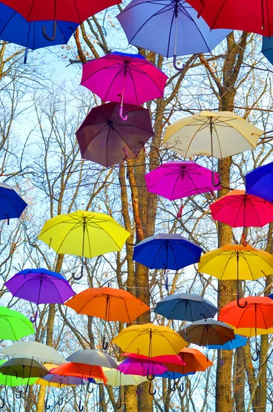 Яскраві парасольки. Яскраві, яскраві кольори. концепція свободи — стокове фото