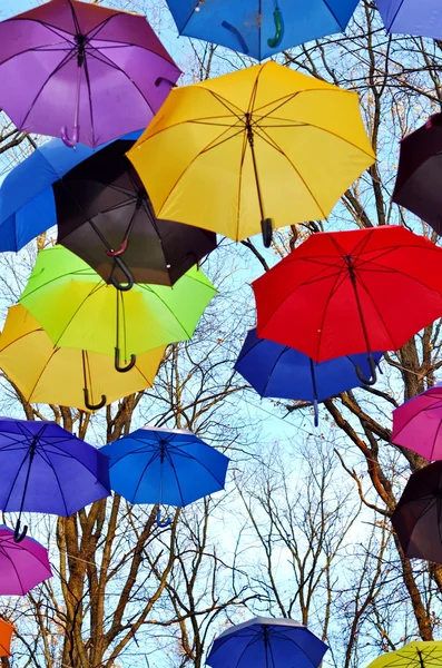 明るい傘。明るい、鮮やかな色。自由の概念 — ストック写真