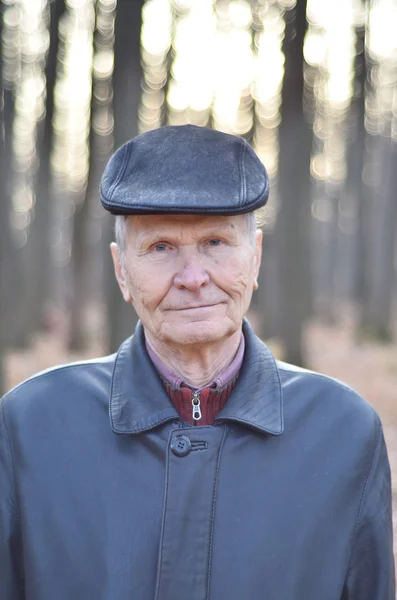 Portrét starého muže v parku na podzim — Stock fotografie