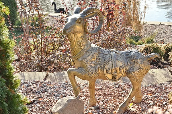 Golden goat statue. Chinese New Year 2015. — Stock Photo, Image