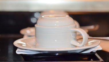 Beyaz Kupası ve vintage retro tarzında tasarlanmış fincan tabağı.