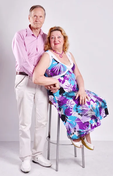 高齢者の幸せなカップル。幸せなカップルの完全な長さの肖像画 — ストック写真