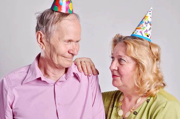 Портрет зрелой пары в шляпах для вечеринок — стоковое фото