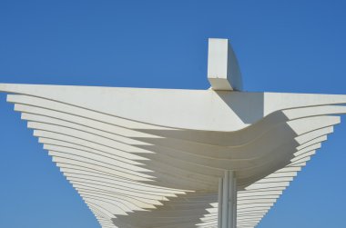 Mavi gökyüzü karşı metal mimari detay