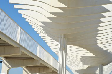 Mavi gökyüzü karşı metal mimari detay