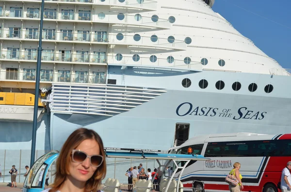 Jonge vrouw met cruiseschip op de achtergrond op vakantie — Stockfoto