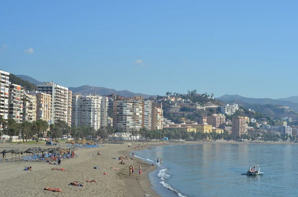 Playa con turistas y lugareños en verano con los edificios de fondo — Foto de Stock