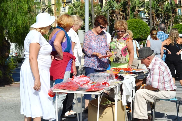 Yerel ürünler çeşitli küçük Hediyelik eşya dükkanı. alıcı ve satıcı — Stok fotoğraf