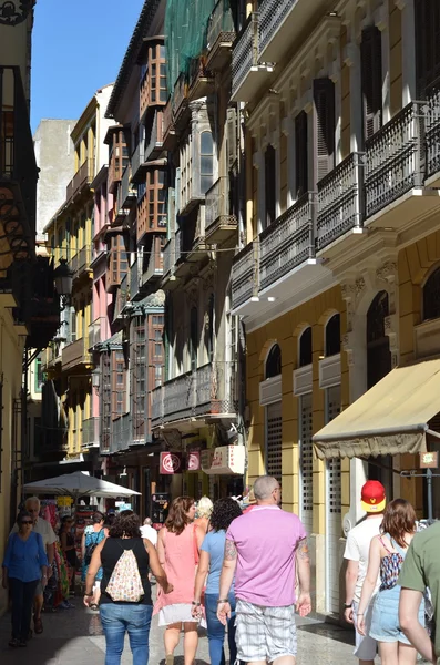 Människor på torget i Malaga, Spanien — Stockfoto