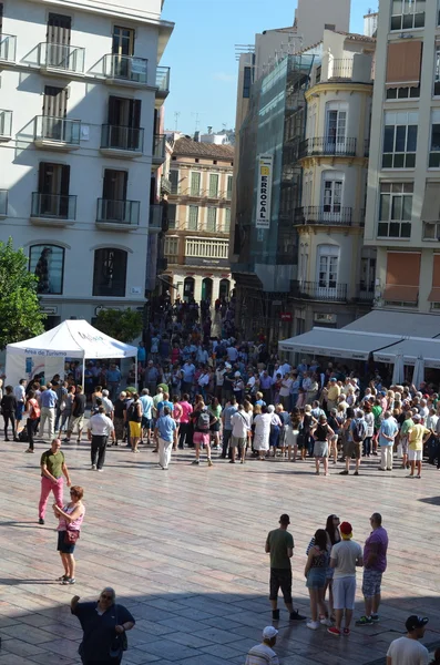 Davy turistů na náměstí v Malaga, Španělsko — Stock fotografie