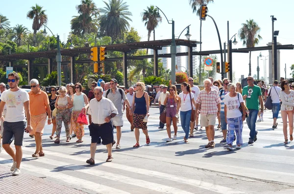 Turistas atravessando a rua em luzes de rua — Fotografia de Stock