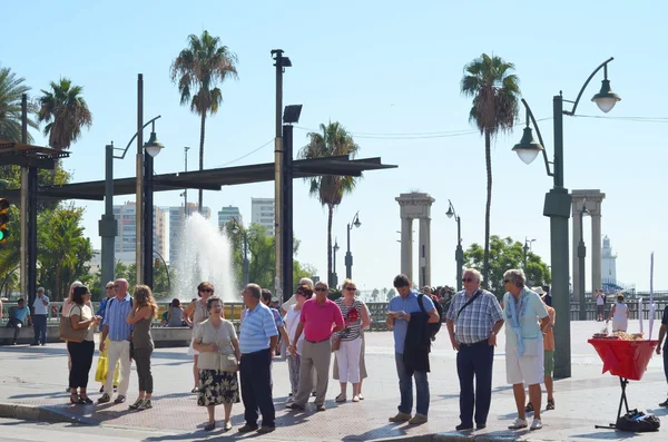 Touristes traversant la rue dans les lampadaires — Photo