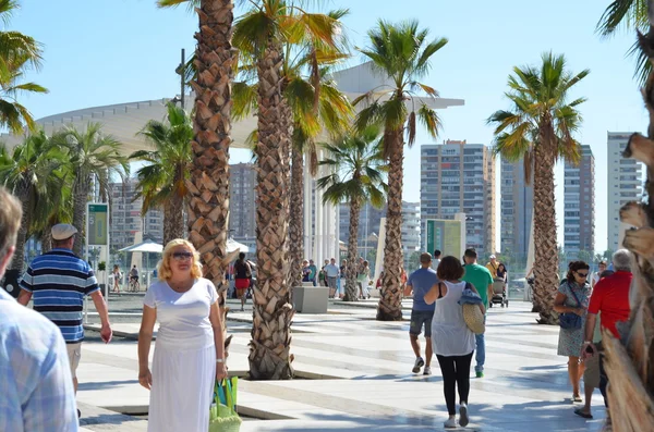 Touristes traversant la rue dans les lampadaires — Photo