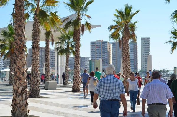 Ludzi na placu w Malaga, Hiszpania — Zdjęcie stockowe