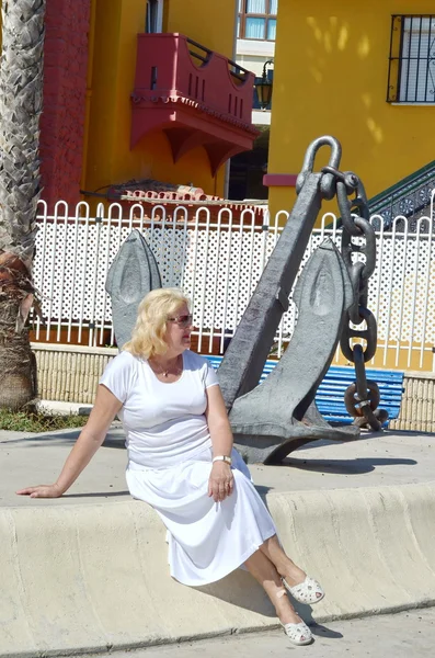 Una mujer y un gran monumento de ancla — Foto de Stock