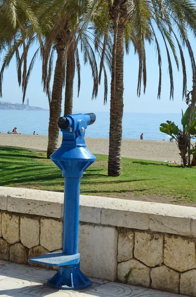 Betala kikare på stranden, resor koncept. — Stockfoto