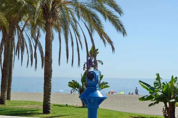 Zapłacić lornetki na plaży, podróżować pojęcie. — Zdjęcie stockowe