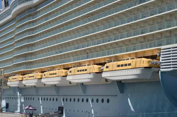 Luxury Cruise Ship Oasis of the Seas, Royal Caribbean — Stock Photo, Image