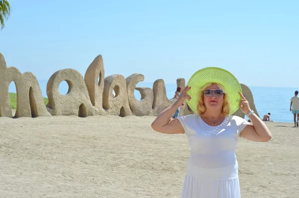 Frau mit malagueta Strand Hintergrund in Malaga, Spanien — Stockfoto
