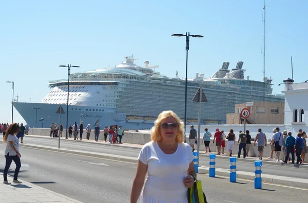 Vrouw glimlachen en kijken naar camera naast de zee. Vrijheid concept. — Stockfoto