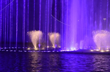 renkli dans eden çeşme