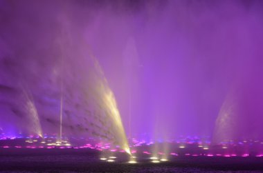 renkli dans eden çeşme