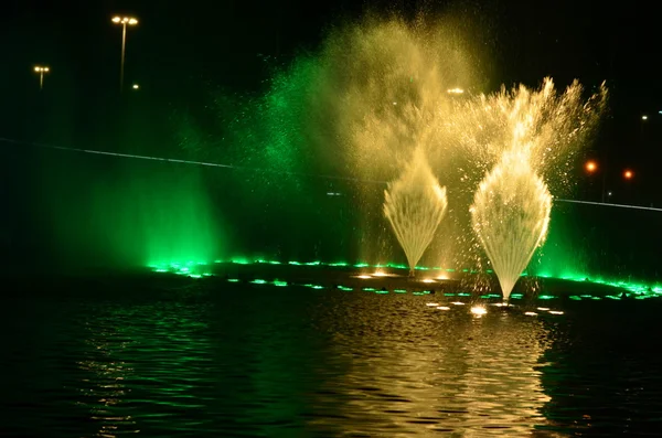 Fontaines dansantes la nuit Image En Vente