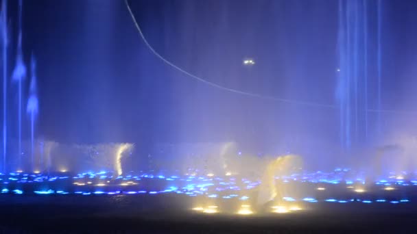 Úžasné taneční fontána — Stock video