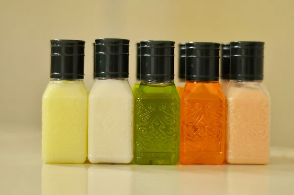 Курортные бутылки - разноцветные — стоковое фото