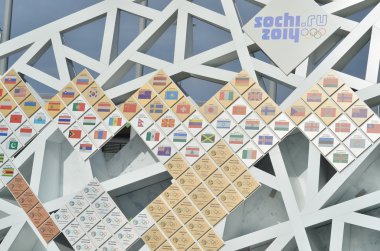 Olympic park XXII Kış Olimpiyat Oyunları Sochi, Rusya Federasyonu için dikilmiş madalya ile büyük duvar