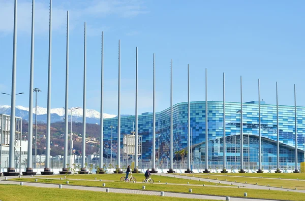 Olympic Park merkezi kare üzerinde bayrak direkleri