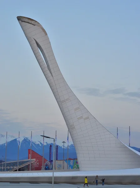 オリンピック公園とオリンピック スタジアム Fisht、ロシアのソチでオリンピックの聖火 — ストック写真