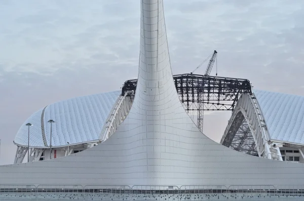 Olympijská pochodeň v Olympic park a olympijský stadion Fisht v Soči, Rusko — Stock fotografie