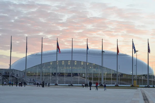 Menschen auf dem zentralen Platz im Olympiapark in Sotschi, Russland — Stockfoto