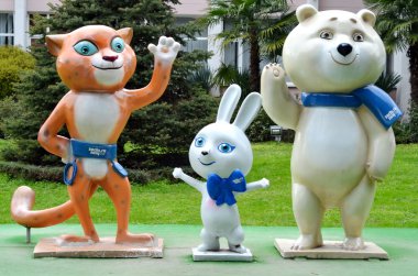 Maskotlar Sochi, Rusya tavşan, kutup ayısı ve leopar heykelleri Kış Olimpiyat Oyunları