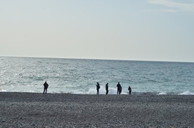 İnsanlar denizde seyir kıyısında