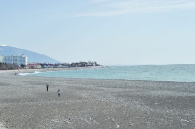 İnsanlar denizde seyir kıyısında