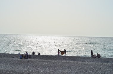 İnsanlar denizde seyir kıyısında