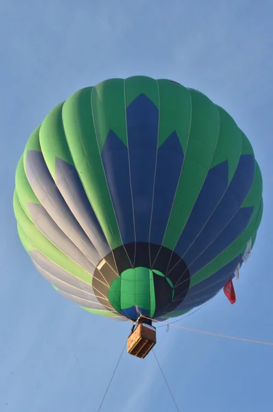 Balão de ar quente no céu — Fotografia de Stock